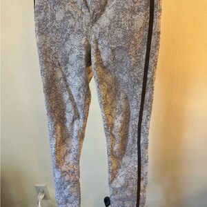 Skinnygirl Broadway Highrise Skinny jeans snake pattern & Stripe down the side